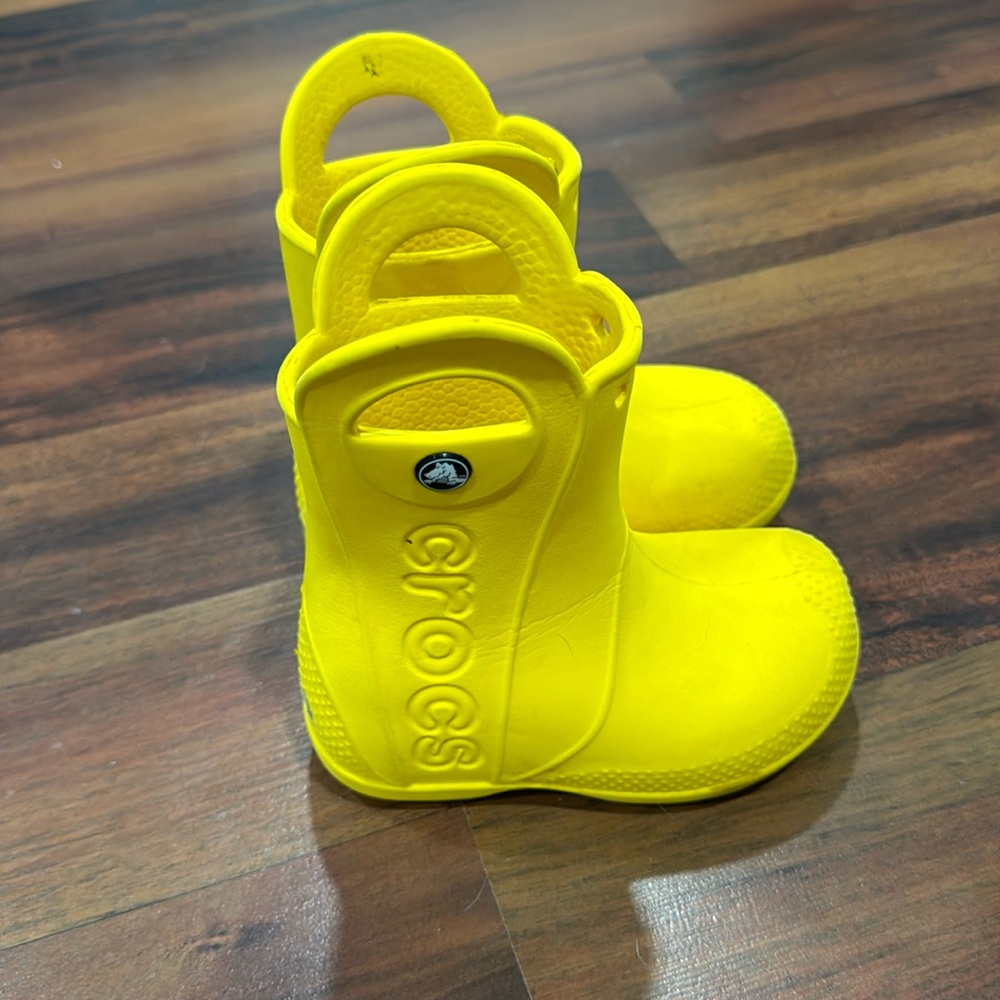 Kids croc boots